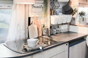 Read more about the article Wohnmobil Deko Inspiration: White Grey Home On Tour