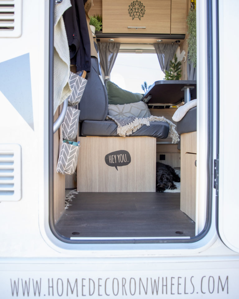 Camping Deko Idee: Blick von außen über die Aufbautür ins das Wohnmobil mit Wandtattoos