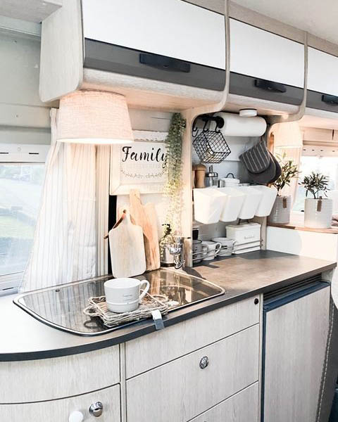 Küche im Kastenwagen mit schönen Elementen als Wohnmobil Deko Inspiration
