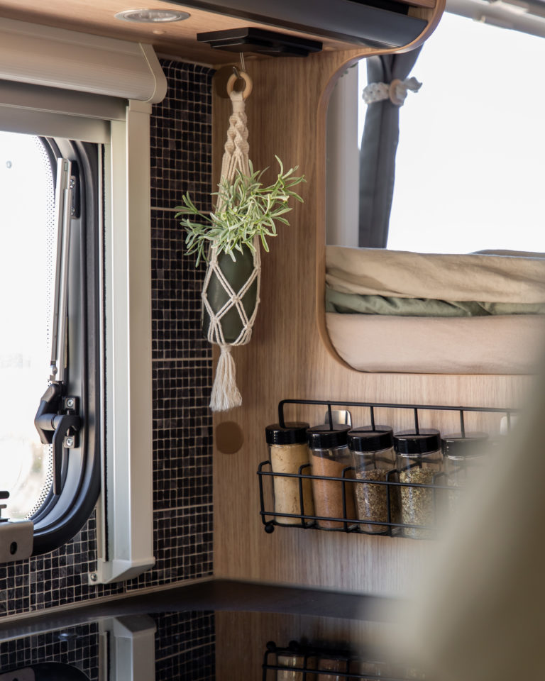 Schwarze Mosaik Möbelfolie in der Wohnmobilküche als Camping Deko Idee