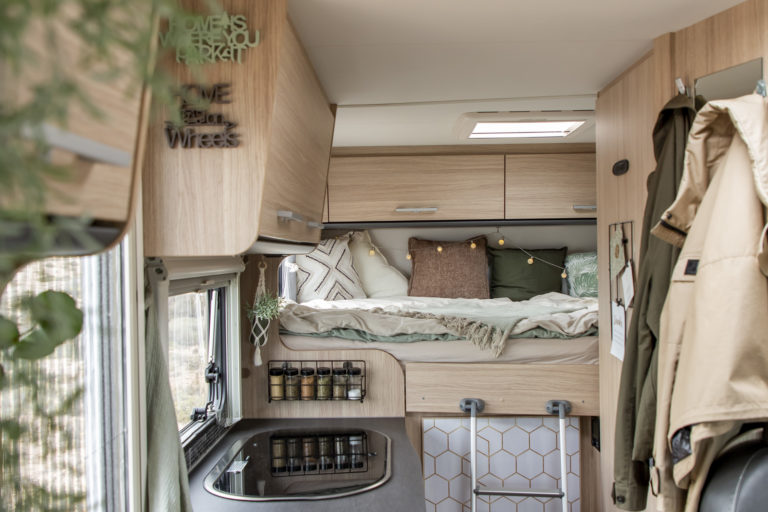 Blick in das Wohnmobil und doppelseitige Klebestreifen als Trick für gemütliche Camping Deko