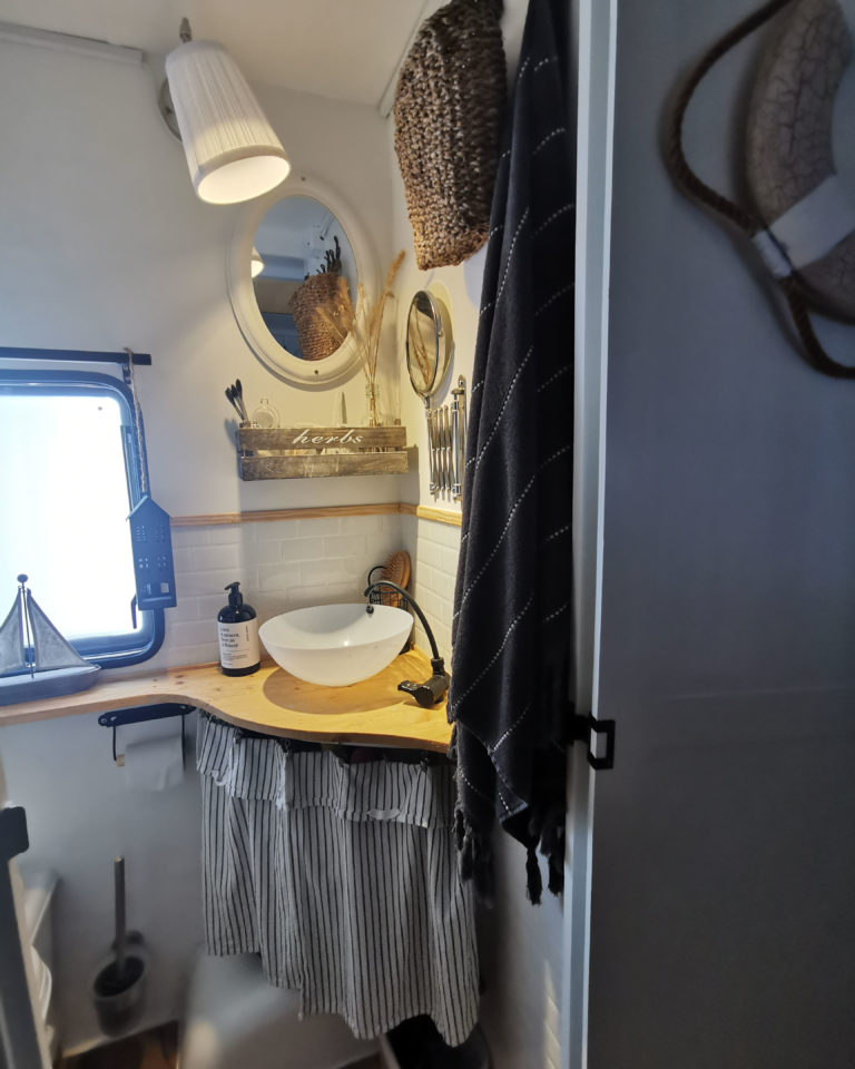 Lampenschirm als Waschbecken im renovierten Wohnwagen mit vielen Deko Inspirationen