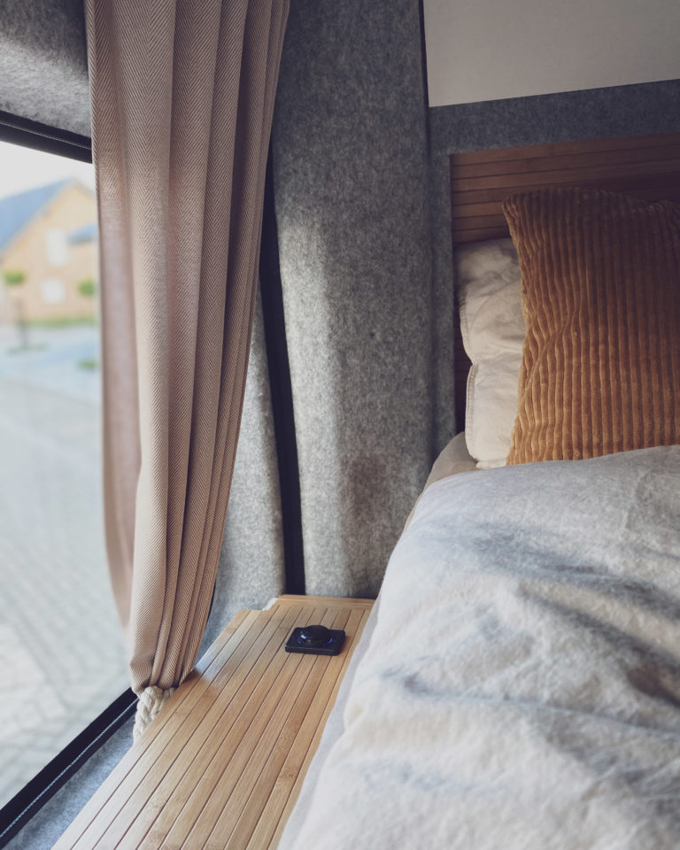 Schlichte Gestaltung mit Naturtönen am Bett des Kastenwagen Wohnmobils als Deko Inspiration