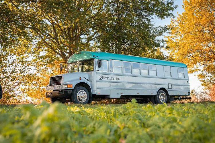Umlackierter Amerikanischer Schulbus als Wohnmobil Ausbau Inspirtion