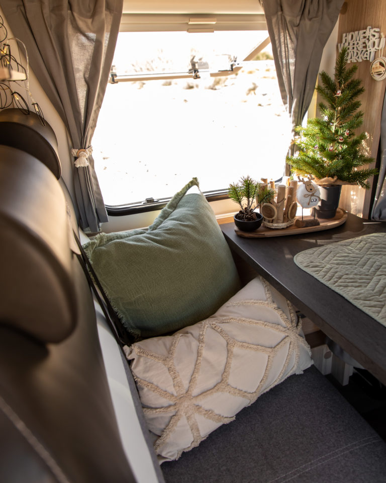 Sitzbank im Wohnmobil als Camping Deko Idee, um den gemütlichen Nachher-Effekt zu zeigen