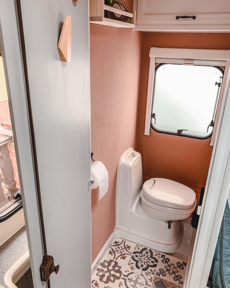 Renoviertes Wohnwagen-WC mit terrakotta-farbener Wand und Bodenfliesen als Deko Inspiration